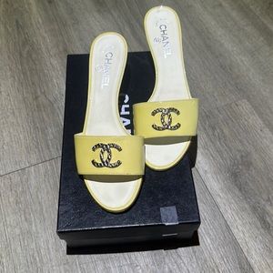 Vintage Chanel Logo "CC" Silver Emblem Kitten Heels. Size 38.5 US 8